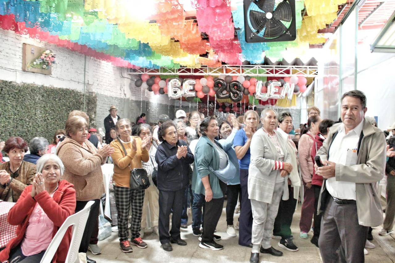 Ayuntamiento de Tlaxcala celebra a personas adultas mayores con recorrido turístico por Zacatlán